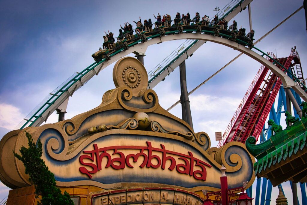 un manège a portaventura de train avec looping